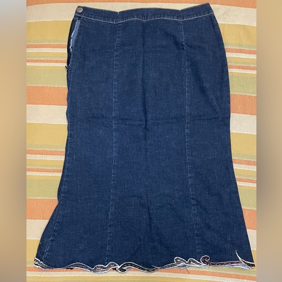 Floral embroidered denim skirt - Picture 3 of 4